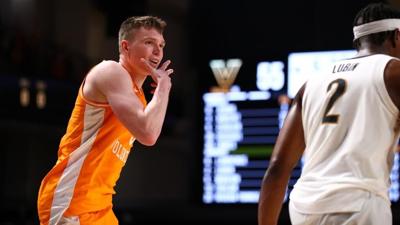 Knecht drops 25+ points for fifth straight game as #5 Tennessee defeats Vandy 75-62